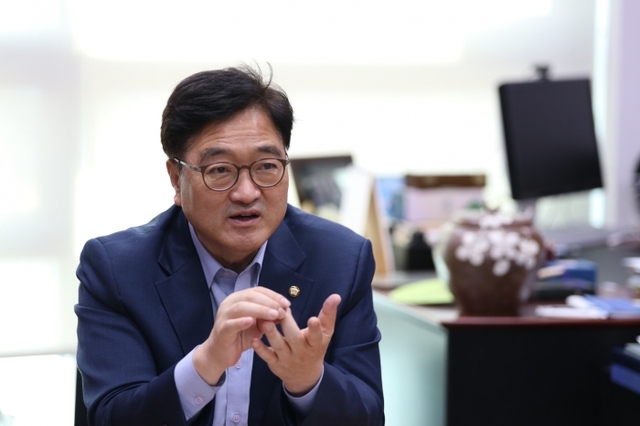 ▲ 더불어민주당 당대표 선거에 출마한 우원식 의원이 27일 경기일보와의 인터뷰에서 민생 혁신을 통한 정권 재창출 구상을 밝히고 있다. 우원식 의원 제공.3