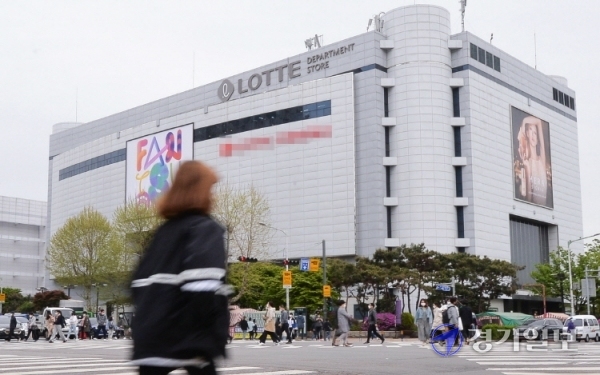 인천 미추홀구 롯데백화점 인천터미널점에서 코로나19 확진 직원들이 잇따라 나온 27일 오전 인천종합문예회관 광장에 설치한 코로나19 남동구 선별 검사소에서  백화점 직원들이 전수검사를 받기 위해 줄을 서 있다. 장용준기자