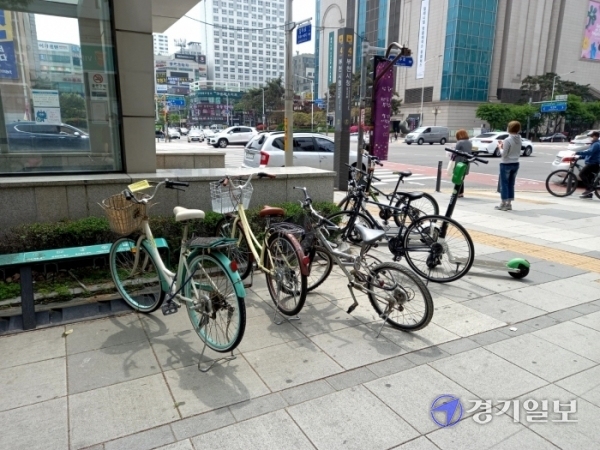부천시가 지하철 7호선 시청역 4번 출구에 자전거 보관대를 설치ㆍ운영 중이나 자전거 이용수요가 늘면서 인근에 자전거들이 불법 주차돼 시민들이 불편을 겪고 있다. 사진은 시청역 4번 출구 인근 가로수에 불법 주차된 자전거. 김종구기자