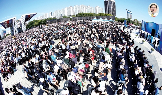 ▲ 지난 2015년 9월 서울 올림픽공원 평화의문 앞에서 열린 ‘평화 만국회의 1주년 기념식’에서 이만희 HWPL 대표(원내)가 기념사를 하고 있다. HWPL 제공