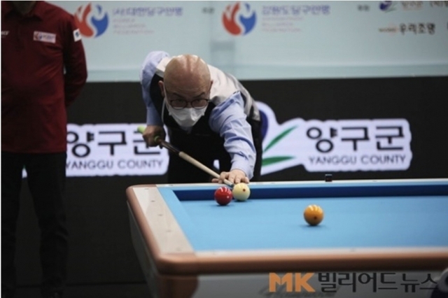 ▲ 한춘호 매탄고 당구부 코치가 지난 28일 강원 양구에서 열린  ‘제9회 국토정중앙배 2021 전국당구대회’ 남자 3쿠션 부문 결승전에서 경기에 임하고 있다. 수원시당구연맹 제공