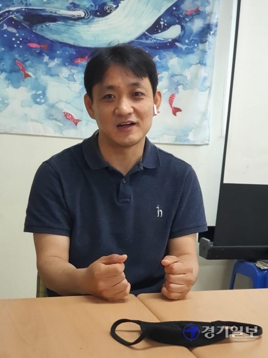 29일 인천시 서구 평화복지연대 사무실에서 박정환 사무국장이 그동안 지역사회를 위해 해온 활동 등을 언급하며 시민단체의 역할과 중요성을 강조하고 있다. 이승훈기자
