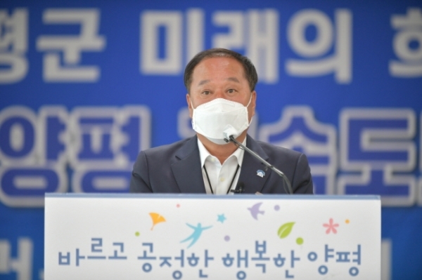 정동균 양평군수가 30일 4층 대회의실에서 ‘서울-양평 고속도로 예비타당성 결과’에 관련해 언론인들과 기자회견을 하고 있다.
