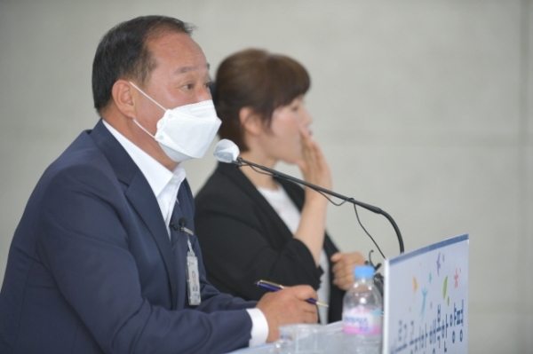 정동균 양평군수가 30일 4층 대회의실에서 ‘서울-양평 고속도로 예비타당성 결과’에 관련해 언론인들과 기자회견을 하고 있다.