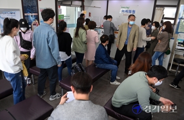 경찰·해양경찰·소방 등 사회필수인력에 대한 코로나19 아스트라제네카 백신접종이 시작된 26일 수원시 권선구의 한 병원에서 시민들이 백신접종 순서를 기다리고 있다. 윤원규기자<br>