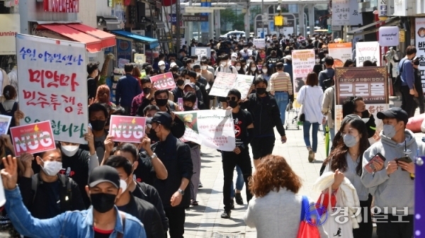 재한 미얀마 학생, 근로자 등이 2일 오후 수원역 문화광장에서 ‘세계 미얀마 봄혁명의 날 공동행동 지지 시위’를 하고 있다. 미얀마 군부독재 타도와 민족통합정부(NUG) 지지를 호소하기 위해 열린 이날 시위는 전 세계 15개국 31개 도시에서 동시 진행됐다. 조주현기자