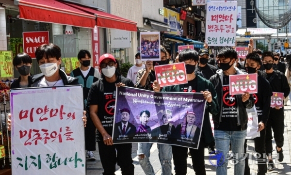 재한 미얀마 학생, 근로자 등이 2일 오후 수원역 문화광장에서 ‘세계 미얀마 봄혁명의 날 공동행동 지지 시위’를 하고 있다. 미얀마 군부독재 타도와 민족통합정부(NUG) 지지를 호소하기 위해 열린 이날 시위는 전 세계 15개국 31개 도시에서 동시 진행됐다. 조주현기자