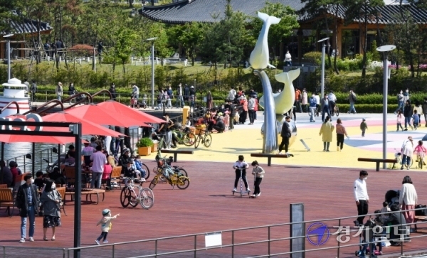 화창한 휴일을 맞은 2일 오후 인천 연수구 송도국제도시의 센트럴파크 수변공원을 찾은 나들이객들이 가족보트를 타며 여유로운 시간을 보내고 있다. 장용준기자