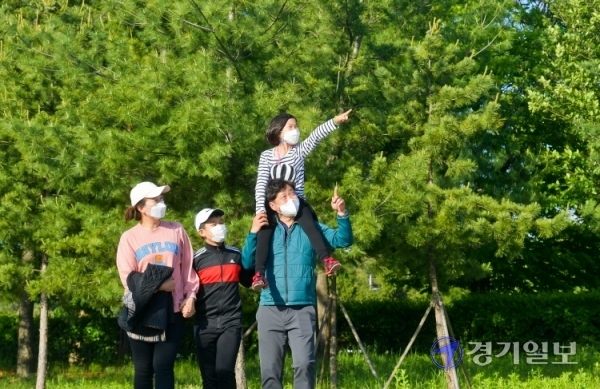 가정의 달 5월의 첫 휴일인 2일 오후 국립과천과학관을 찾은 한 가족이 마스크를 쓴 채 산책을 하고 있다. 우리 삶의 많은 부분을 빼앗고 있는 코로나19 사태가 하루빨리 종식돼 가족ㆍ친구ㆍ동료와의 만남을 언제든지 즐길 수 있는 날이 오기를 모두가 노력하자. 윤원규기자