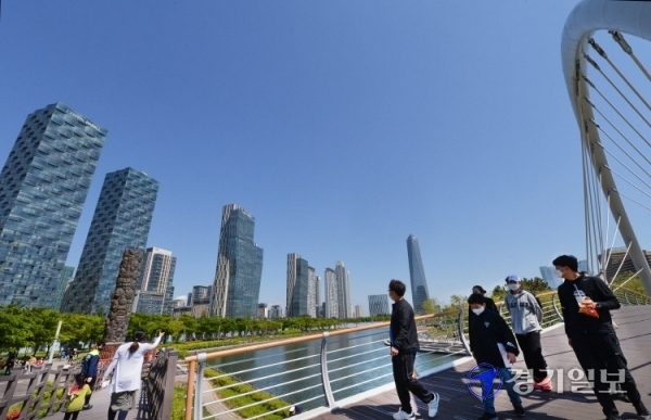 화창한 휴일 송도국제도시 센트럴파크. 장용준기자