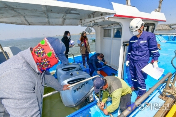 3일 오전 평택시 현덕면 권관항에서 경기도 수산자원팀 직원, 시 관계자, 해경, 한국해양교통안전공단 점검원, 수협중앙회 직원 등으로 구성된 합동점검반이 봄철 어선사고 예방을 위해 화재 취약 노후어선의 기관·전기·구명·소방 설비 등에 대한 안전수칙 준수 여부를 점검하고 있다.조주현기자