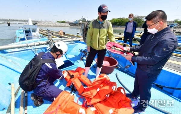 3일 오전 평택시 현덕면 권관항에서 경기도 수산자원팀 직원, 시 관계자, 해경, 한국해양교통안전공단 점검원, 수협중앙회 직원 등으로 구성된 합동점검반이 봄철 어선사고 예방을 위해 화재 취약 노후어선의 기관·전기·구명·소방 설비 등에 대한 안전수칙 준수 여부를 점검하고 있다.조주현기자