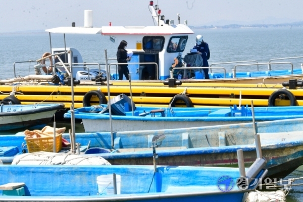 3일 오전 평택시 현덕면 권관항에서 경기도 수산자원팀 직원, 시 관계자, 해경, 한국해양교통안전공단 점검원, 수협중앙회 직원 등으로 구성된 합동점검반이 봄철 어선사고 예방을 위해 화재 취약 노후어선의 기관·전기·구명·소방 설비 등에 대한 안전수칙 준수 여부를 점검하고 있다.조주현기자