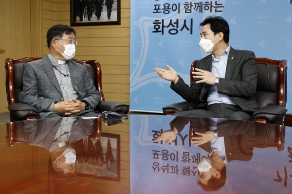 시 승격 20주년을 맞아 지난달 6일 서철모 화성시장이 송경용 시정자문위원회 위원장과 만나 정책을 논의하고 있다. 화성시 제공