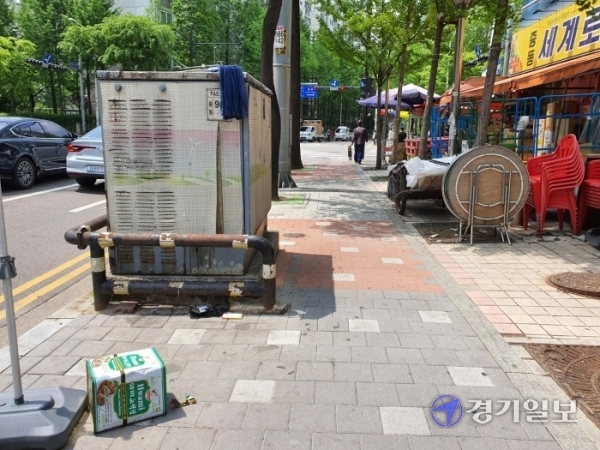 ▲ 부천 중동 먹자골목 거리 인도에 설치된 지상변압기가 인도 폭을 좁혀 행인의 보행 불편을 유발하고 있다.