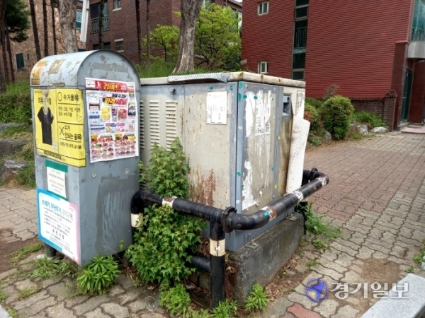 부천 중동 먹자골목 인도에 설치된 지상변압기 덮개에 불법 전단물들이 붙어 있어 도시미관을 해치고 있다. 김종구기자