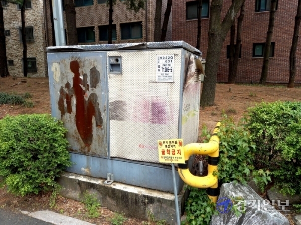 부천 중동 먹자골목 인도에 설치된 지상변압기 덮개에 불법 전단물들이 붙어 있어 도시미관을 해치고 있다. 김종구기자