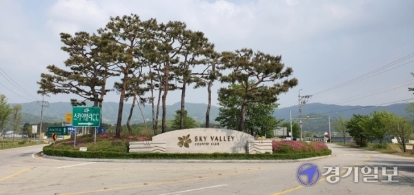 여주시 북내면 운촌리 여주 스카이밸리 입구 하천부지 등에 무단으로 ‘SKY VALLEY COUNTRY CLUB’라고 적힌 대형 입석간판이 설치돼 있다. 류진동기자