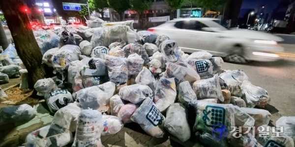 지난 2일 오후 10시께 인천 남동구 고용노동부 인천고용복지플러스센터 건너편 1차선 도로에 쓰레기 더미가 쌓여있어 차량들이 통행에 불편을 겪고 있다. 강우진기자