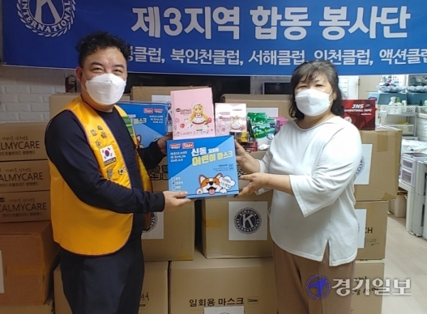 4일 오후 국제 키와니스 한국지구 제3지역 관계자가 미추홀구에 있는 아동·청소년 그룹홈 ‘스위트홈’을 찾아 마스크 등 각종 물품을 전달하고 있다. 이승욱기자
