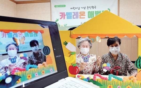 ▲ 어린이날을 하루 앞둔 4일 수원시 중앙도서관에서 시민 동화구연가(이야기 할머니)들이 온라인 프로그램을 활용한 손인형극을 진행하고 있다.  수원시 제공