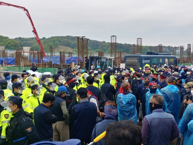 지난 4일 오전 여주시 교동 418번지 일원에 일신건영이 추진 중인 휴먼빌아파트(649세대) 신축공사현장에서 200여명의 국노총ㆍ민주노총 조합원들이 충돌, 한국노총 조합원이 병원으로 후송되는 사고가 발생했다.