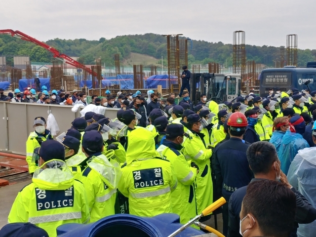 지난 4일 오전 여주시 교동 418번지 일원에 일신건영이 추진 중인 휴먼빌아파트(649세대) 신축공사현장에서 200여명의 국노총ㆍ민주노총 조합원들이 충돌, 한국노총 조합원이 병원으로 후송되는 사고가 발생했다.
