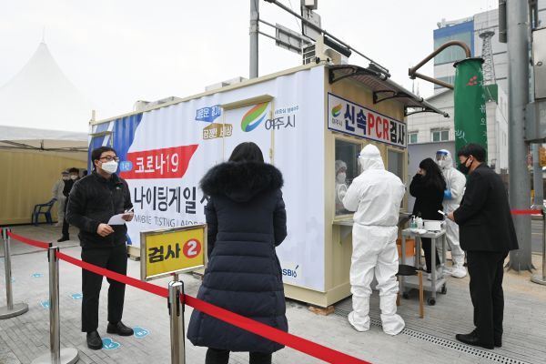 여주시가 코로나19 선별검사소에서 신속 PCR 검사를 진행하고 있다. 여주시 제공