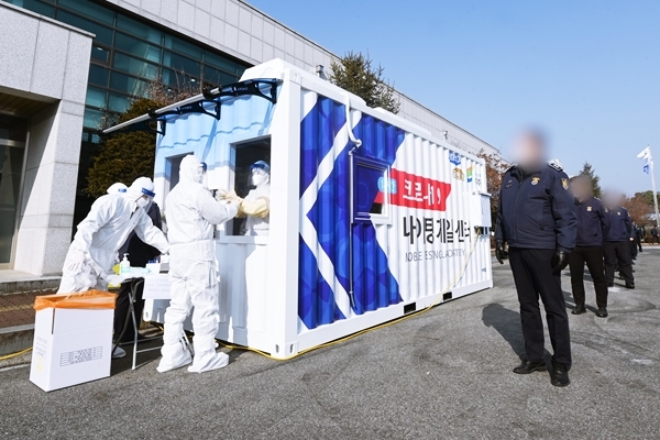 여주시가 코로나19 선별검사소에서 신속 PCR 검사를 진행하고 있다. 여주시 제공