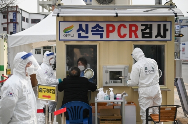 여주시가 코로나19 선별검사소에서 신속 PCR 검사를 진행하고 있다. 여주시 제공