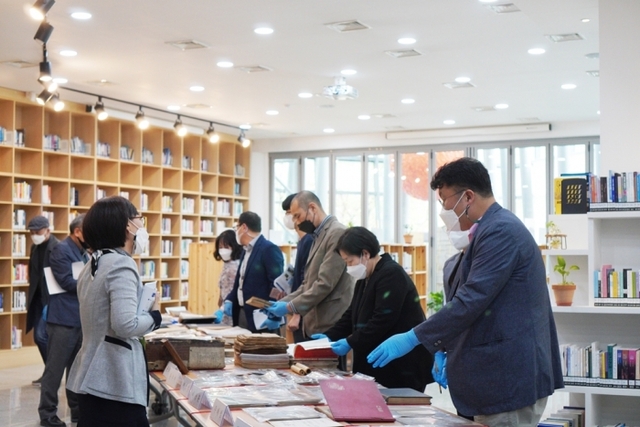 파주시중앙도서관이 '제2회 파주 기록물 수집 공모전'에 '사씨남정기'(1925년) 초판본 등의 기록물을 제출한 유해균씨를 '기록상'(대상)으로 선정했다. 사진은 제출 자료를 검토 중인 모습.