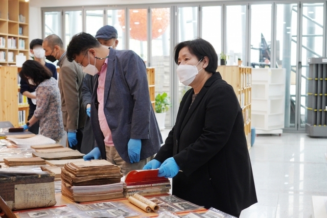파주시중앙도서관이 '제2회 파주 기록물 수집 공모전'에 '사씨남정기'(1925년) 초판본 등의 기록물을 제출한 유해균씨를 '기록상'(대상)으로 선정했다. 사진은 제출 자료를 검토 중인 모습.