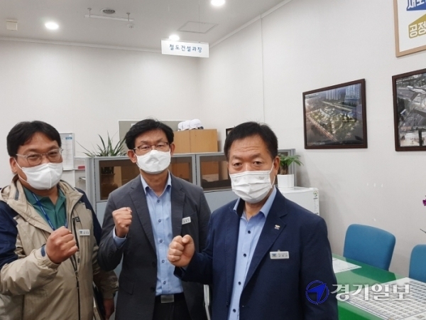 하남선 복선전철 개통의 주역 3인방이 ‘공정철도’를 다짐하며 화이팅하고 있다. (오른쪽부터 구자군 과장. 표명규 팀장, 박천길 주무관). 김창학기자