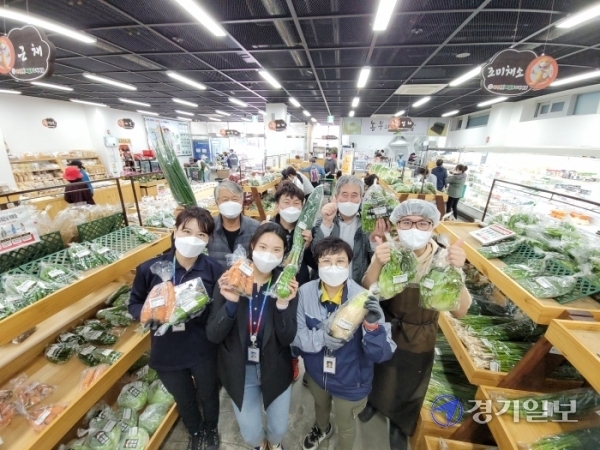 ▲ 5일 화성시 봉담읍 (재)화성푸드통합지원센터 로컬푸드 직매장에서 직원들이 싱싱한 농산물을 들고 웃어보이고 있다. 김승수기자