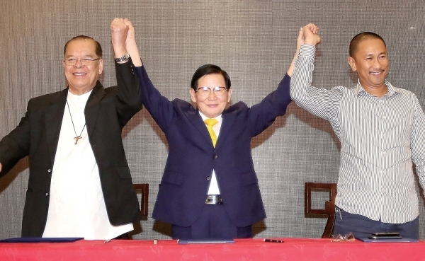 ▲ 지난 2014년 1월 필리핀 민다나오섬에서 이만희 HWPL 대표 중재로 약 40년간 종교 분쟁을 이어온 가톨릭과 이슬람 대표가 평화협정에 서명한 후 기념촬영을 하고 있다. HWPL 제공