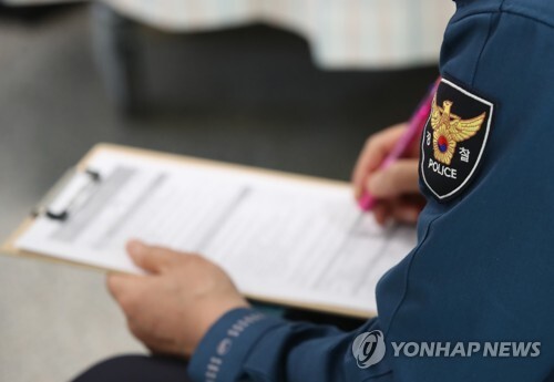 경찰 등 사회필수인력을 대상으로 아스트라제네카(AZ) 백신 접종이 진행 중인 가운데 한 경찰관이 접종 전 문진표를 작성하고 있다. 연합뉴스