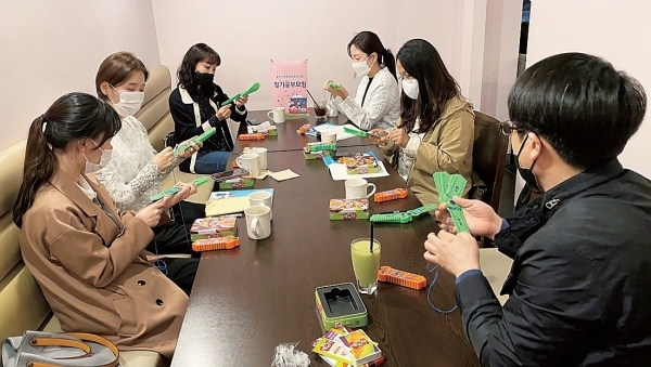 ▲ 용인지역기초학력교육연구회 정기모임에서 수감각을 익힐 수 있는 러닝랩업 교구를 연구하고 있는 모습. 경기도기초학력교육연구회 제공