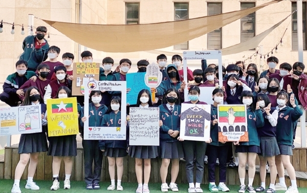 ▲ 학생들이 미얀마 민주주의 응원 도구와 메시지를 담은 엽서 등을 제작하고 기념촬영을 하고 있다. 용인 중앙예닮학교 제공