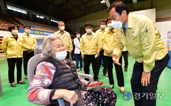 경기도의회 장현국 의장과 보건복지위원회 소속 의원 등이 6일 오후 수원시 아주대학교 체육관에 설치된 ‘수원1호 지역예방접종센터’를 방문해 코로나19 예방접종을 마친 어르신과 대화를 나누고 있다. 조주현기자