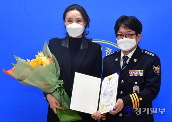 7일 오전 남양주북부경찰서 대회의실에서 열린 '집회·시위 자문위원회 위촉식'에서 박상경 서장과 박근정 위원이 기념촬영을 하고 있다. 조주현기자