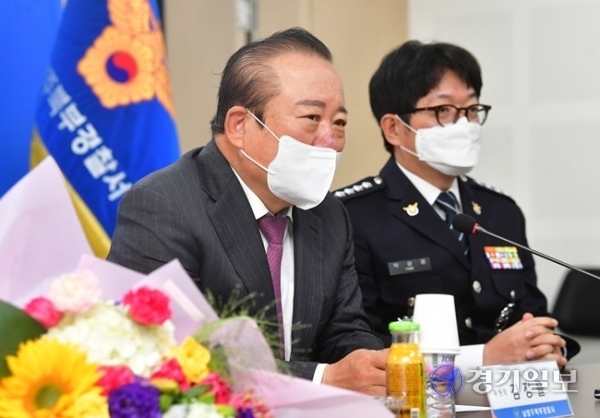 7일 오전 남양주북부경찰서 대회의실에서 열린 '집회·시위 자문위원회 위촉식'에서 김정률 위원장이 인사말을 하고 있다. 조주현기자