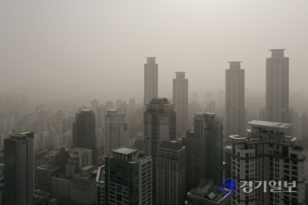 경기 전 지역에 미세먼지경보가 발령된 7일 오후 화성시 동탄신도시 일대가 뿌옇게 보이고 있다. 조주현기자