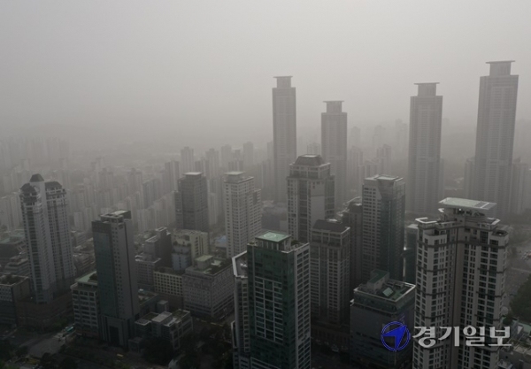 경기 전 지역에 미세먼지경보가 발령된 7일 오후 화성시 동탄신도시 일대가 뿌옇게 보이고 있다. 조주현기자
