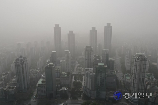 경기 전 지역에 미세먼지경보가 발령된 7일 오후 화성시 동탄신도시 일대가 뿌옇게 보이고 있다. 조주현기자
