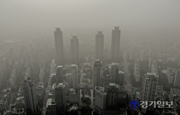 경기 전 지역에 미세먼지경보가 발령된 7일 오후 화성시 동탄신도시 일대가 뿌옇게 보이고 있다. 조주현기자