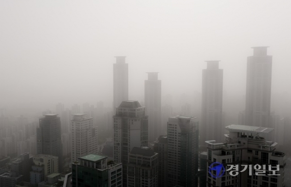 경기 전 지역에 미세먼지경보가 발령된 7일 오후 화성시 동탄신도시 일대가 뿌옇게 보이고 있다. 조주현기자