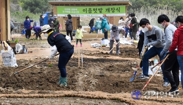 8일 오전 개장한 인천 연수구 송도국제도시 커넬워크 앞의 인천형 공동체 도시 텃밭인 '이음텃밭'에서 시민들이 모종을 심고 있다. 인천시는 60명의 개인에게 1인당 8㎡ 규모의 '시민텃밭'과 5인 이상의 모임이나 단체ㆍ기관 20곳에 각각 40㎡ 규모의 '공동체텃밭', 취약 계층과 복지 관련 8개 공동체에 '어울림텃밭'을 제공했다. 장용준기자