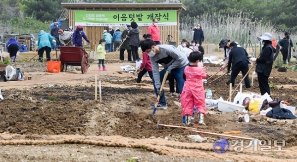 8일 오전 개장한 인천 연수구 송도국제도시 커넬워크 앞의 인천형 공동체 도시 텃밭인 '이음텃밭'에서 시민들이 모종을 심고 있다. 인천시는 60명의 개인에게 1인당 8㎡ 규모의 '시민텃밭'과 5인 이상의 모임이나 단체ㆍ기관 20곳에 각각 40㎡ 규모의 '공동체텃밭', 취약 계층과 복지 관련 8개 공동체에 '어울림텃밭'을 제공했다. 장용준기자