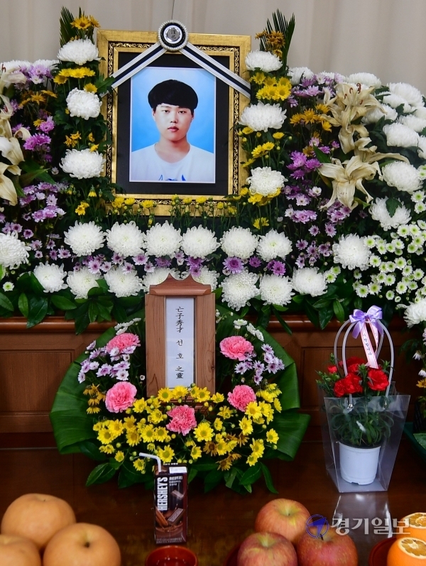 평택항 신컨테이너 터미널에서 아르바이트를 하다가 사고로 숨진 대학생 이선호씨(23)를 애도하는 목소리가 높아지고 있는 가운데 8일 오후 이씨의 친구들이 조문을 하고 있다. 이씨는 지난 22일 평소 업무와 다른 컨테이너 작업에 동원됐지만 안전교육은 이뤄지지 않았고, 안전장비를 지급받지 못한 것으로 알려졌다. 사고가 난 후 보름이 지났지만 유족과 친구들은 철저한 진상규명 등을 요구하며 고인을 떠나보내지 못하고 있다.조주현기자