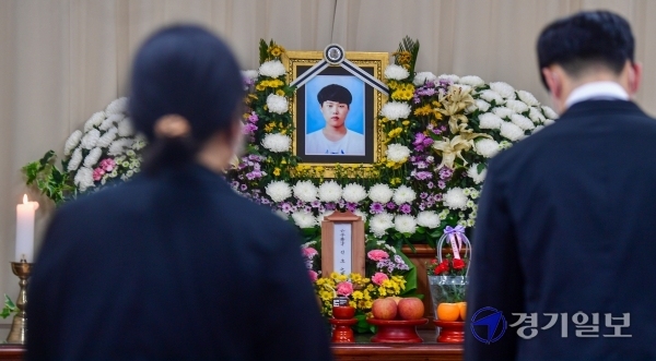 평택항 신컨테이너 터미널에서 아르바이트를 하다가 사고로 숨진 대학생 이선호씨(23)를 애도하는 목소리가 높아지고 있는 가운데 8일 오후 이씨의 친구들이 조문을 하고 있다. 이씨는 지난 22일 평소 업무와 다른 컨테이너 작업에 동원됐지만 안전교육은 이뤄지지 않았고, 안전장비를 지급받지 못한 것으로 알려졌다. 사고가 난 후 보름이 지났지만 유족과 친구들은 철저한 진상규명 등을 요구하며 고인을 떠나보내지 못하고 있다.조주현기자